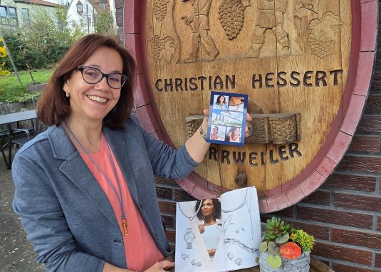 Kirsten Frowein vorm Weingut Hessert &copy; Kirsten Frowein