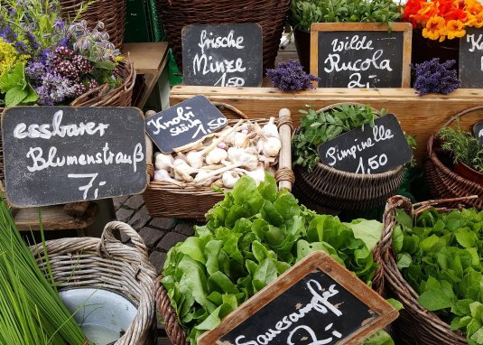 Marktstand mit Gem&uuml;se