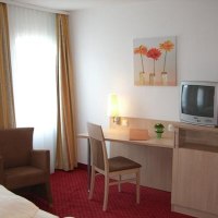 Doppelzimmer Schreibtisch &copy; Allesch