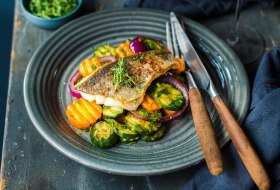 Gegrillte Forellenfilets mit Zucchini-Karotten Gem&uuml;se &copy; Foodistas