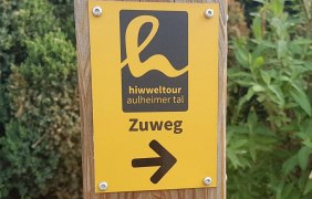 Markierung des Zuwegs zur Hiwweltour Aulheimer Tal © Bernhard Zech