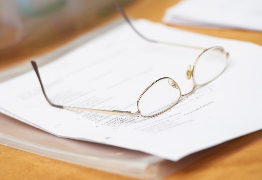 Brille auf Blatt