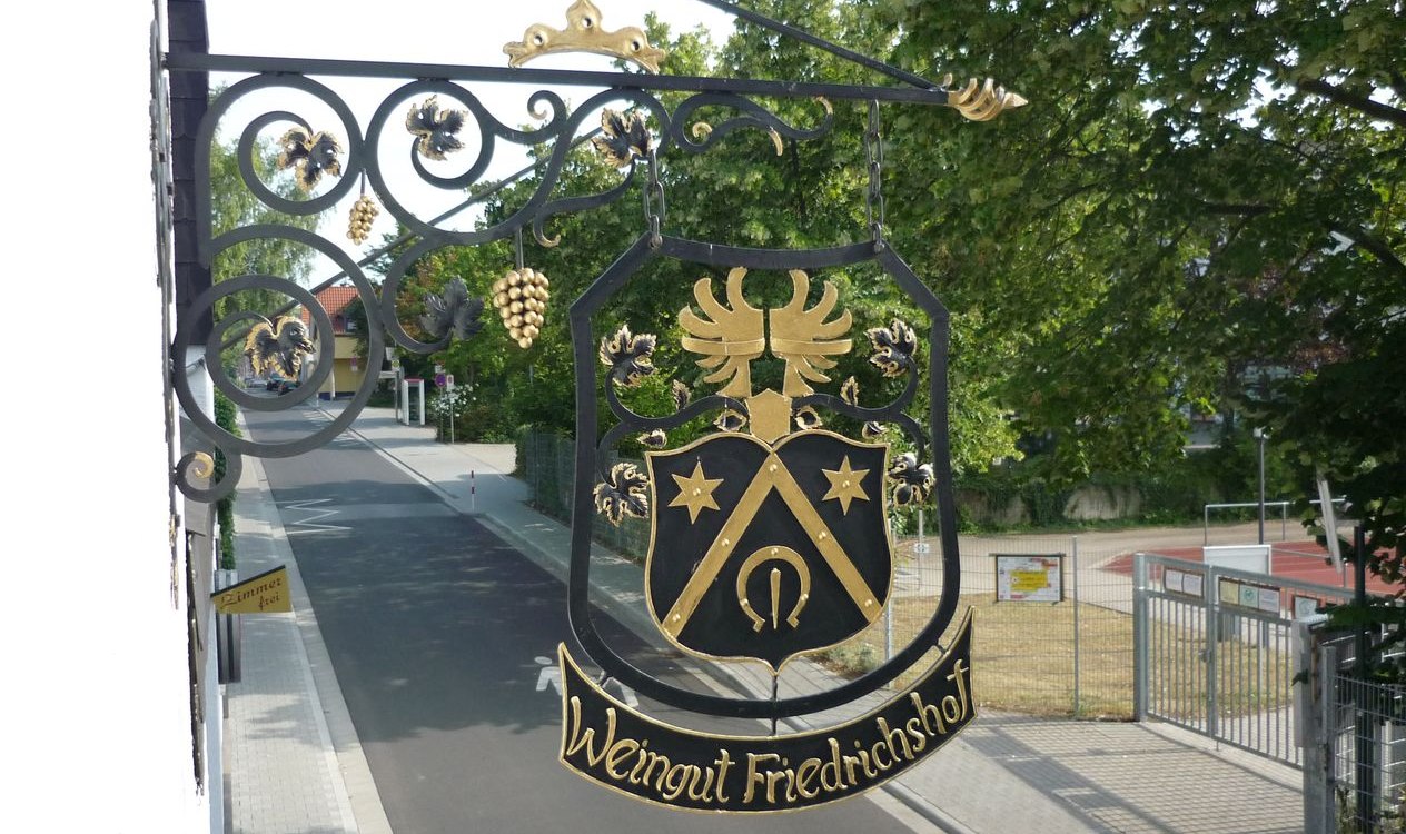 Weingut Friedrichshof_Schild, &copy; Weingut Friedrichshof