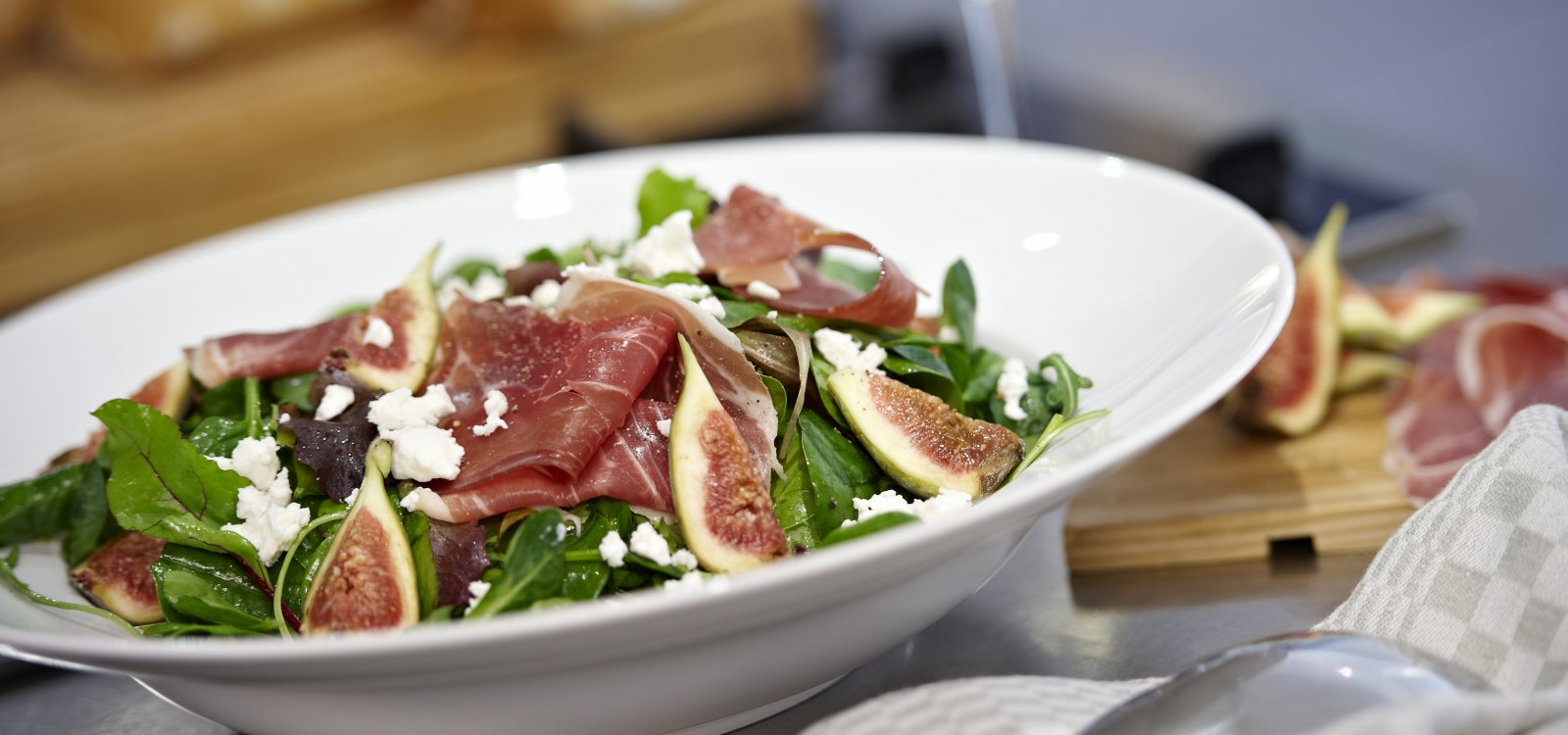 Salat mit frischen Feigen Rohschinken und Ziegenfrischk&auml;se, &copy; Robert Dieth