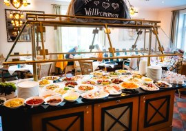 Wein- und Parkhotel_Nierstein_Kommunionsbuffet, &copy; Astrid Garth