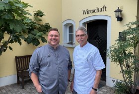 v.r.n.l Generationswechsel eingeläutet: Küchenmeister Michael Immoos tritt ein wenig kürzer und wird bis Ende 2026 noch tätig sein. Der neue Küchenchef heißt Thorsten Pick. © DasCrass