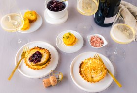 Kartoffel-Crostini und Ziegenkäse-Tartelettes  mit Balsamico-Zwiebeln und Pastinakenchips  