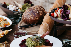 Tafelstein_Uelversheim_Tisch gedeckt, &copy; MartinKochPhotography