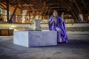 Silona am Brunnen, &copy; Soonteam