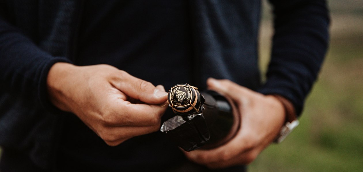 Andreas Brummund_Sektflasche &ouml;ffnen, &copy; Andreas Brummund - die WeinWerkstatt