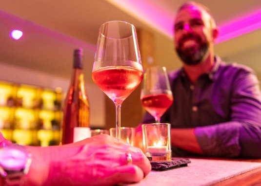 Weinlounge im Weingut M&uuml;ller Lichtweinprobe &copy; Dominik Ketz