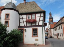 Historisches Rathaus  und Kirche © Ortsgemeinde Mettenheim