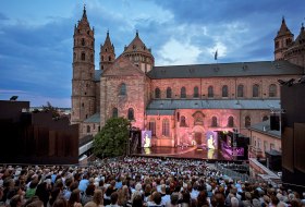 Der Wormser Dom dient bei den Nibelungenfestspielen als Kulisse und B&uuml;hnenbild zugleich