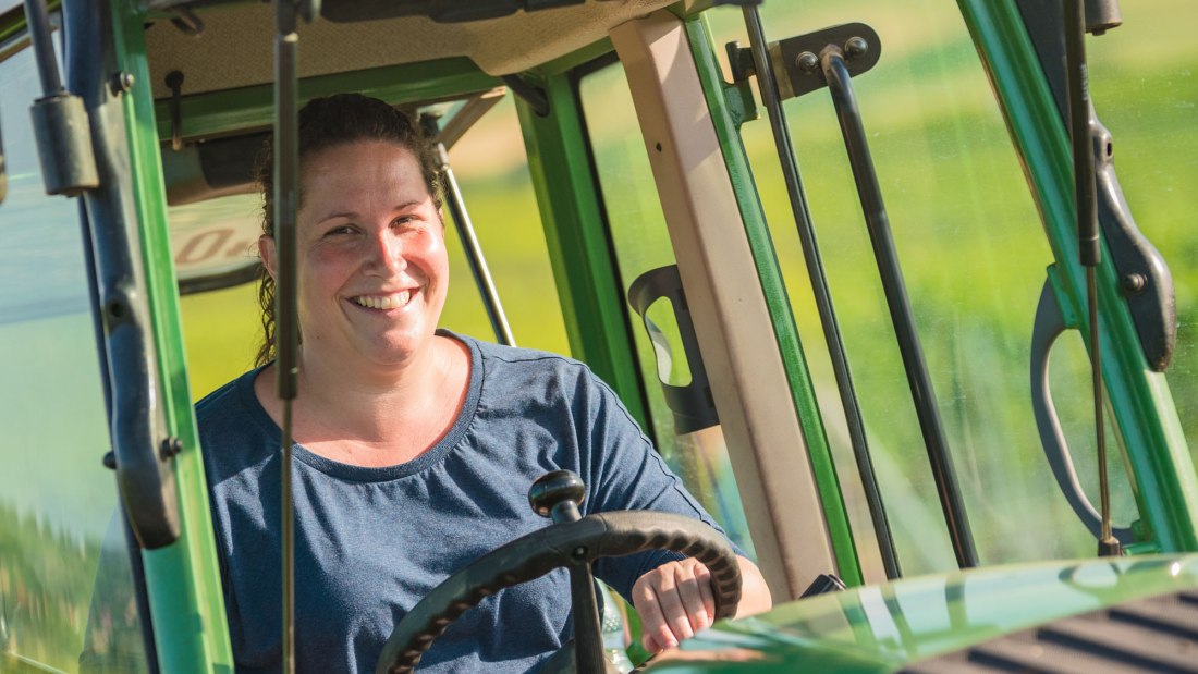 Weingut Hammen_Traktor und WInzerin, © Weingut Hammen