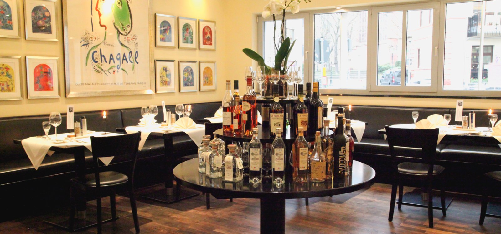 LaGallerie_Interior with guests