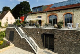 Vinothek im Winzerkeller Ingelheim Terrasse &copy; Carsten Costard