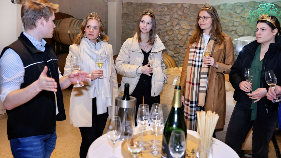 Machmer_Dt_Weinmajestäten_im_Weingut_R_Uhrig