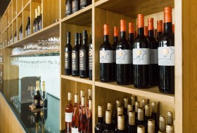 Rheinhessen-AUSGEZEICHNET-Vinothek im Weingut Jung &copy; Carsten Costard