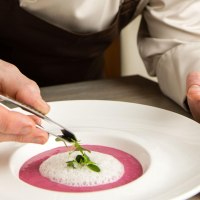 koch richtet suppe an