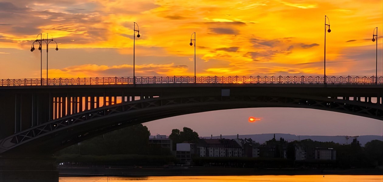 Best of goldisch Meenz: Theodor-Heuss-Br&uuml;cke, &copy; WineWalk Mainz - Die Stadtf&uuml;hrer mit Wein Know-How