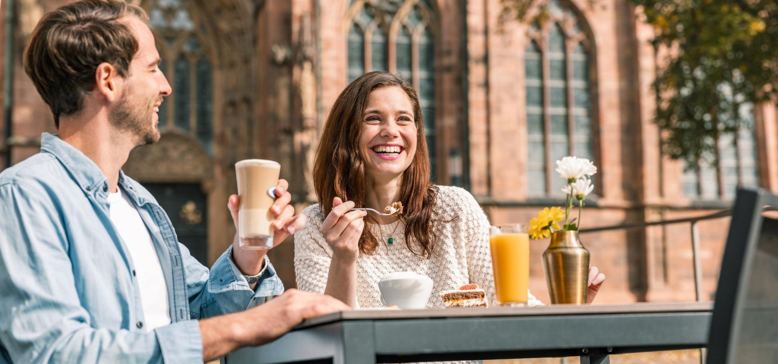 Ein Paar trinkt vor dem Dom in Worms