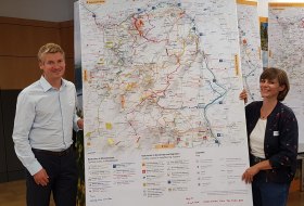 Mr. Halbig (managing director Rheinhessen-Touristik GmbH) with Mrs. J&auml;ger (project manager Rheinhessen-Touristik GmbH) &copy; LAG Rheinhessen