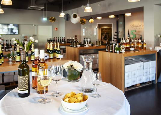 Vinothek Weinladen im Weinhotel Kaisergarten &copy; Ullrich Knapp