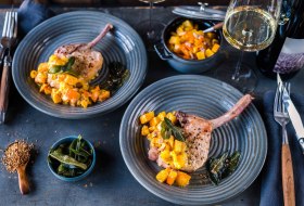 Iberico Koteletts mit K&uuml;rbisragout und frittiertem Salbei &copy; Foodistas