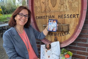 Kirsten Frowein vorm Weingut Hessert, &copy; Kirsten Frowein