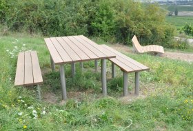 Wellenliege und Tisch des Weins am Biodiversit&auml;ts-Weinwanderweg  &copy; Ortsgemeinde Essenheim
