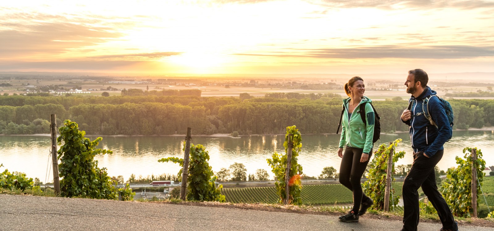 Wanderpaar am Roten Hang bei Sonnenaufgang, © Dominik Ketz