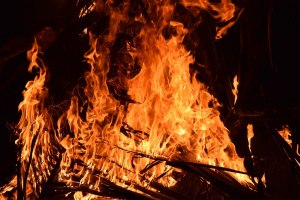 Knutfeuer, &copy; Suhas Rawool auf Pixabay