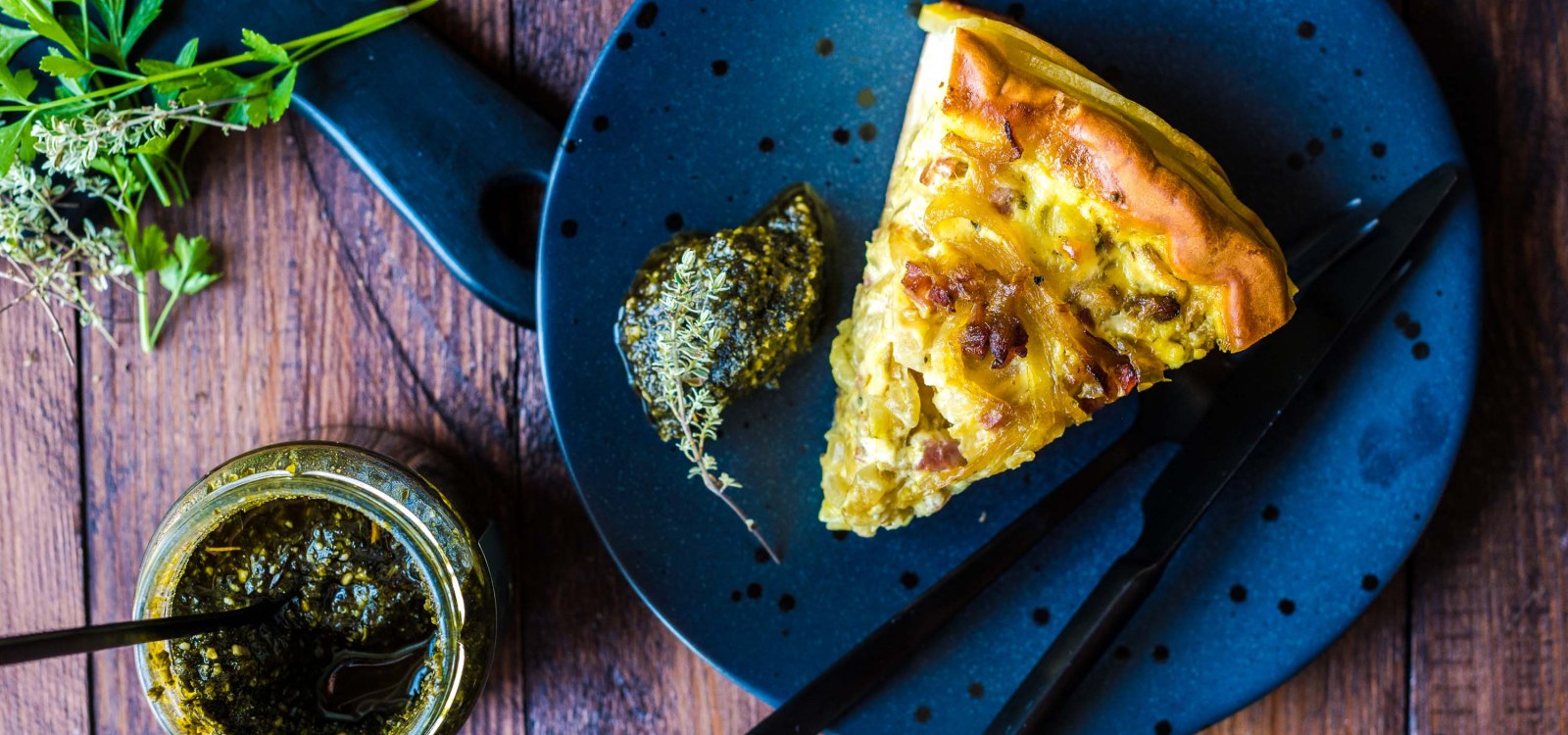 Zwiebelkuchen mit Wildkräuter Pesto, © Foodistas