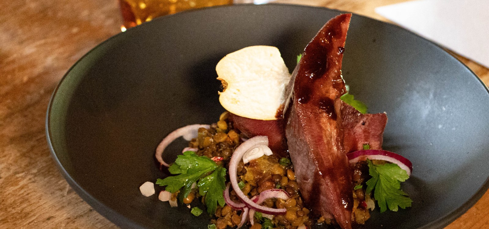 Schweinsz&uuml;ngchen auf lauwarmem Linsensalat