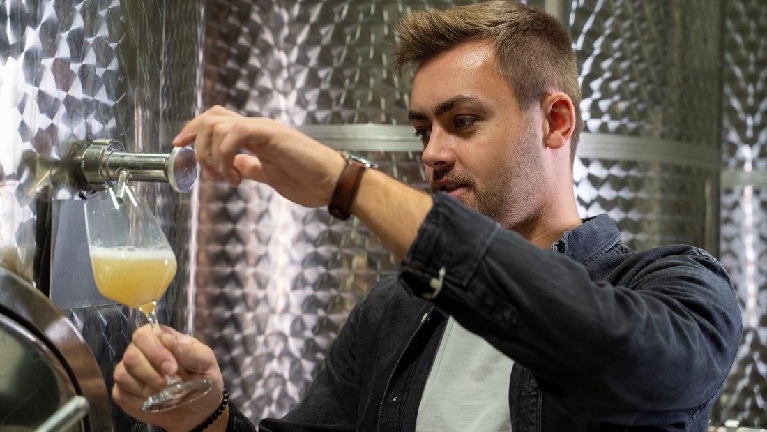 Mark Hahn Weine_Winzer im Keller, © Mark Hahn Weine Weingut Hahn GbR