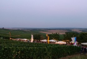 Abendlicht bei der Weinprobe zur Selzer Kerb &copy; Frank Hamm