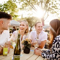 Paare am Stehtisch mit Sonnenuntergang
