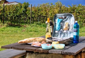 Picnic with Rheinhessen specialties &copy; &copy; Susanne Krebs, Intensive Senses