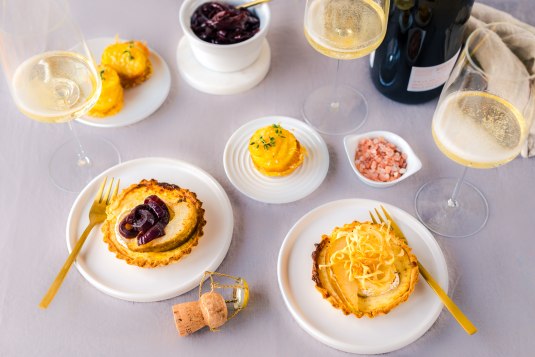 Kartoffel-Crostini und Ziegenk&auml;se-Tartelettes  mit Balsamico-Zwiebeln und Pastinakenchips  