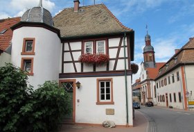 Historisches Rathaus  und Kirche &copy; Ortsgemeinde Mettenheim