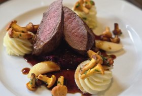 Rosa gebratener Rehr&uuml;cken mit Rotkohl, Kartoffel-Rosetten, Apfelspalten und Pfifferlingen &ndash; Gourmetgericht im Kulturhof Eckelsheim.
