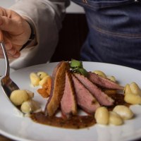 koch mit entenbrust und gnocchi