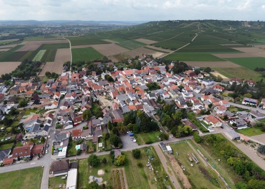 Parkplatz am Dorfgemeinschaftshaus © Erwin Gottschlich