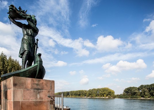 Hagendenkmal am Rhein