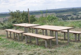 Tisch des Weins am Biodiversitäts-Weinwanderweg © Ortsgemeinde Essenheim