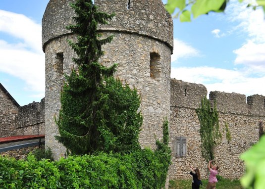 Blick auf den Nordwestturm der Fleckenmauer &copy; VG Monsheim/Fotograf Carsten Costard