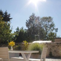 Blick von der Terrasse in den Hof