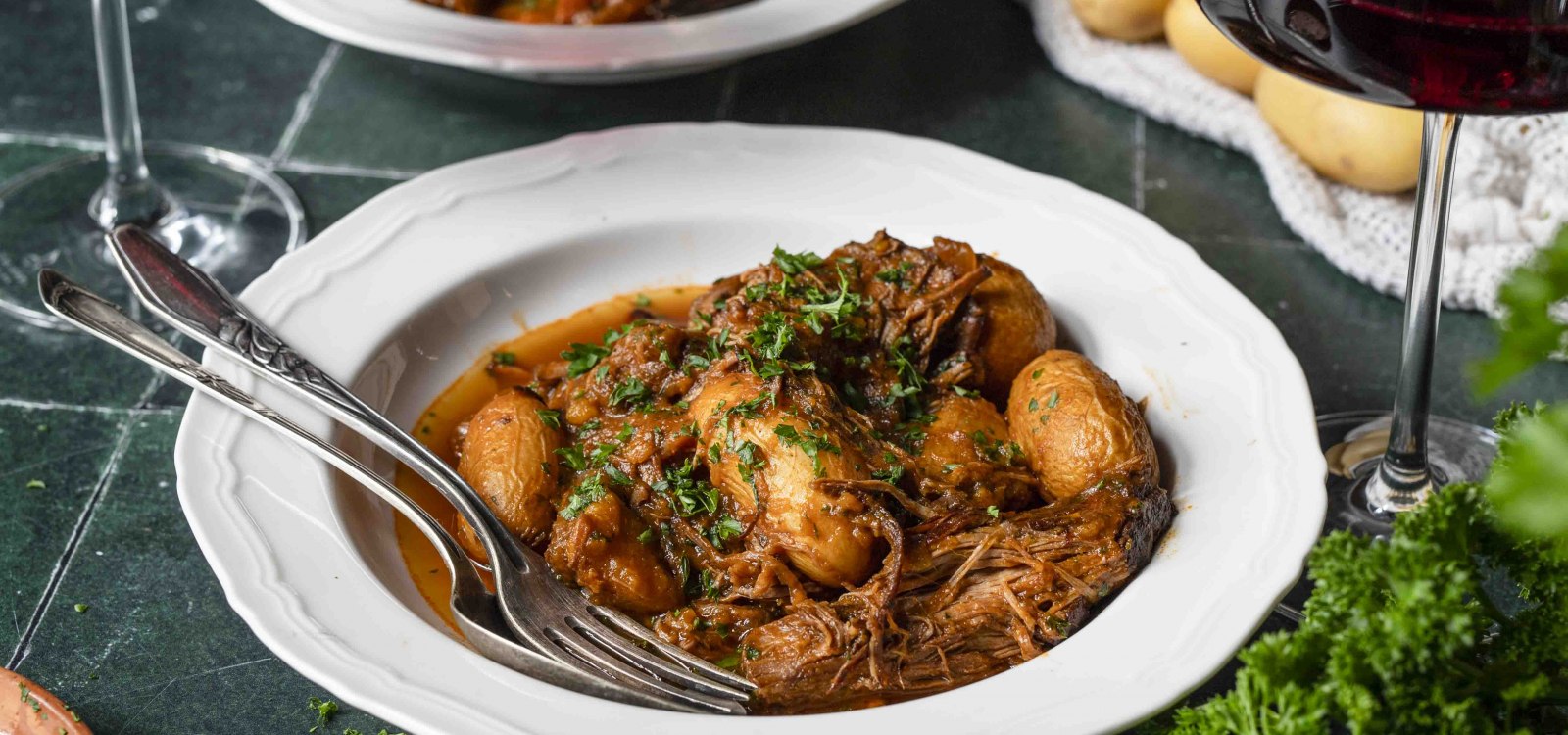 Rinderschmortopf mit Kurbis und Kartoffel angerichtet in einem Suppenteller