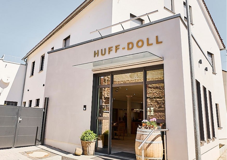 Weingut Huff-Doll_Vinothek Eingang, &copy; Weingut Huff-Doll