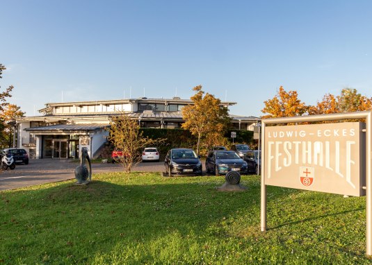 Ludwig-Eckes-Festhalle außen © Verbansgemeinde Nieder-Olm